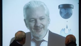 Clintonová, nebo Trump? Výběr mezi cholerou a kapavkou, říká Assange.