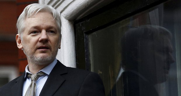 Assange má se znásilněním dál problém. Zatykač na šéfa WikiLeaks platí