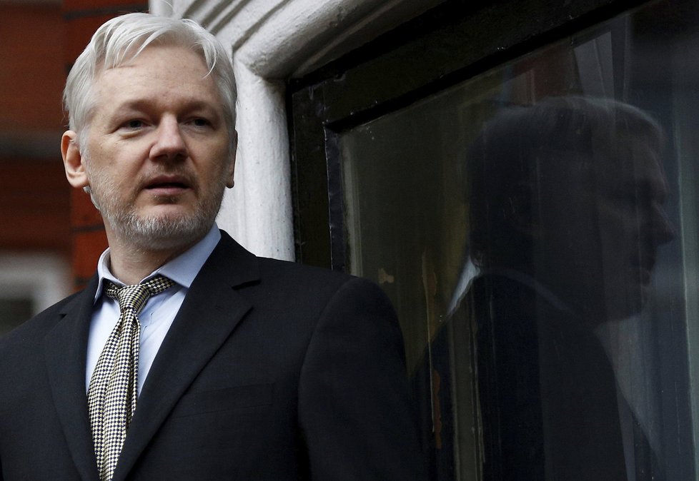 Clintonová, nebo Trump? Výběr mezi cholerou a kapavkou, říká Assange.