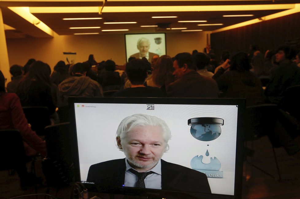 Clintonová, nebo Trump? Výběr mezi cholerou a kapavkou, říká Assange.