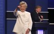 Konec debaty: Clinton podává ruku moderátorovi, Trump vyčkává.