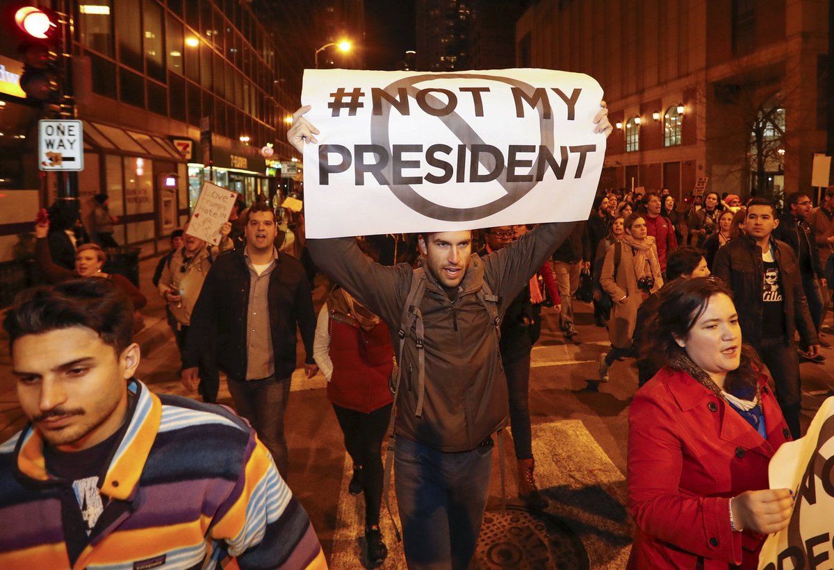 Protesty, které propukly těsně po zvolení Donalda Trumpa, zasáhly už 25 amerických velkoměst a zapojily se do nich desetitisíce lidí a desítky z nich byli zadrženi. Mezi asi 5000 lidí protestujících před newyorskou Trump Tower, sídlem společnosti nového prezidenta, se objevila i Lady Gaga.