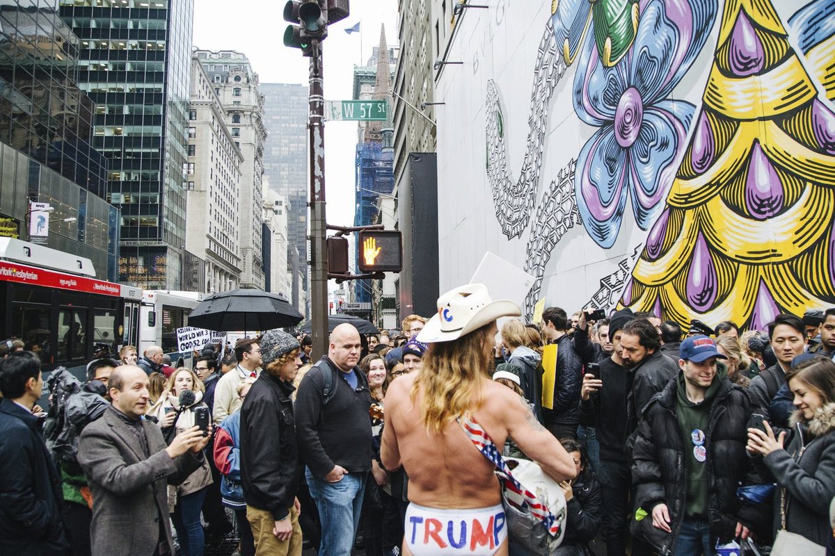 Protesty, které propukly těsně po zvolení Donalda Trumpa, zasáhly už 25 amerických velkoměst a zapojily se do nich desetitisíce lidí a desítky z nich byli zadrženi. Mezi asi 5000 lidí protestujících před newyorskou Trump Tower, sídlem společnosti nového prezidenta, se objevila i Lady Gaga.