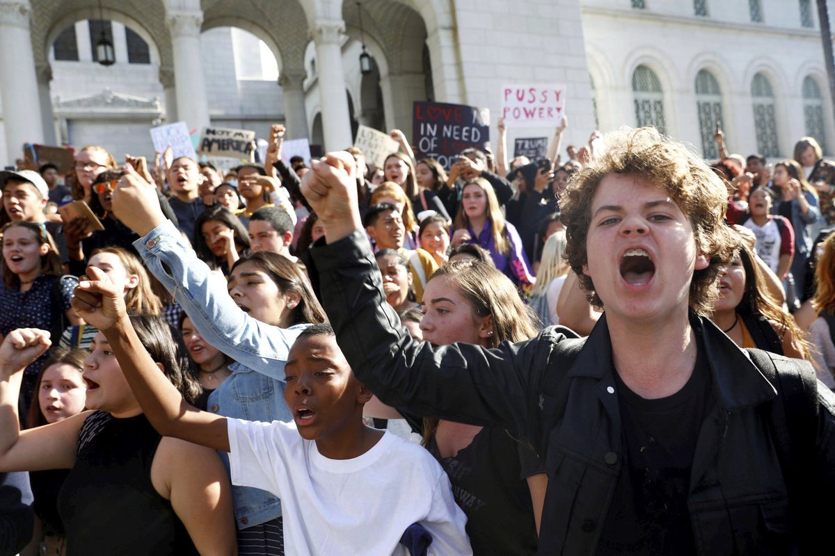 Protesty, které propukly těsně po zvolení Donalda Trumpa, zasáhly už 25 amerických velkoměst a zapojily se do nich desetitisíce lidí a desítky z nich byli zadrženi. Mezi asi 5000 lidí protestujících před newyorskou Trump Tower, sídlem společnosti nového prezidenta, se objevila i Lady Gaga.