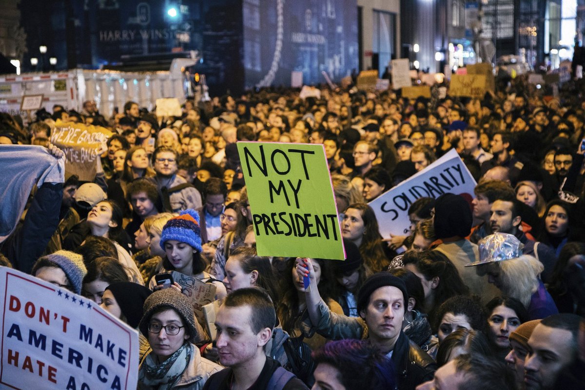 Protesty, které propukly těsně po zvolení Donalda Trumpa, zasáhly už 25 amerických velkoměst a zapojily se do nich desetitisíce lidí a desítky z nich byli zadrženi. Mezi asi 5000 lidí protestujících před newyorskou Trump Tower, sídlem společnosti nového prezidenta, se objevila i Lady Gaga.