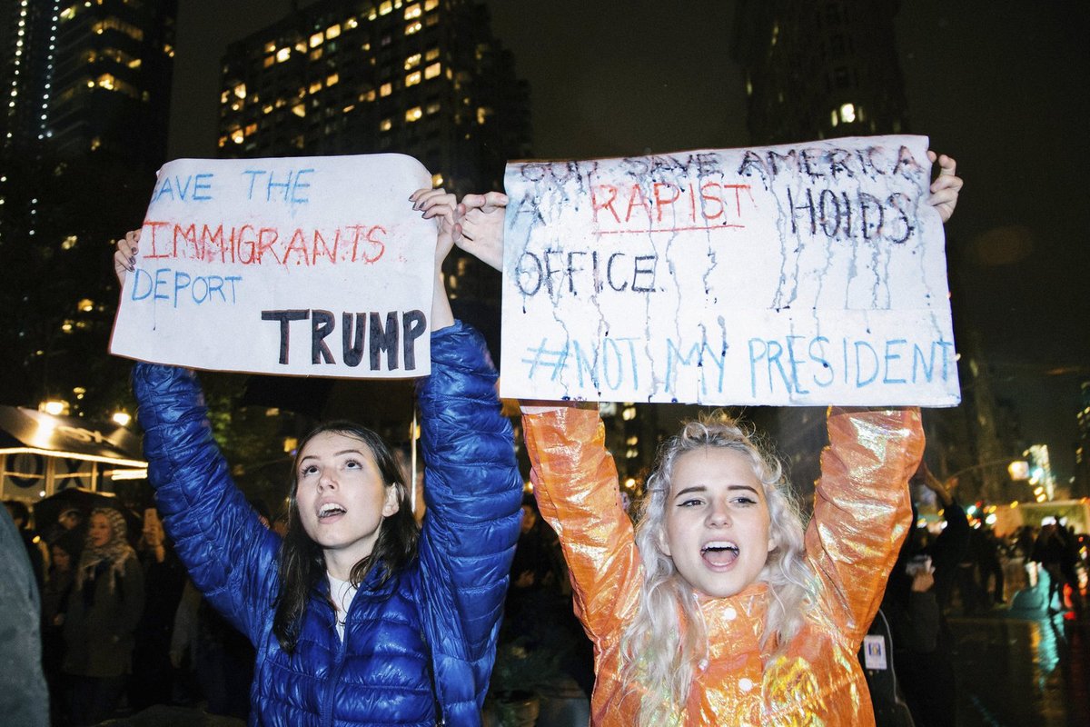 Protesty, které propukly těsně po zvolení Donalda Trumpa, zasáhly už 25 amerických velkoměst a zapojily se do nich desetitisíce lidí a desítky z nich byli zadrženi. Mezi asi 5000 lidí protestujících před newyorskou Trump Tower, sídlem společnosti nového prezidenta, se objevila i Lady Gaga.