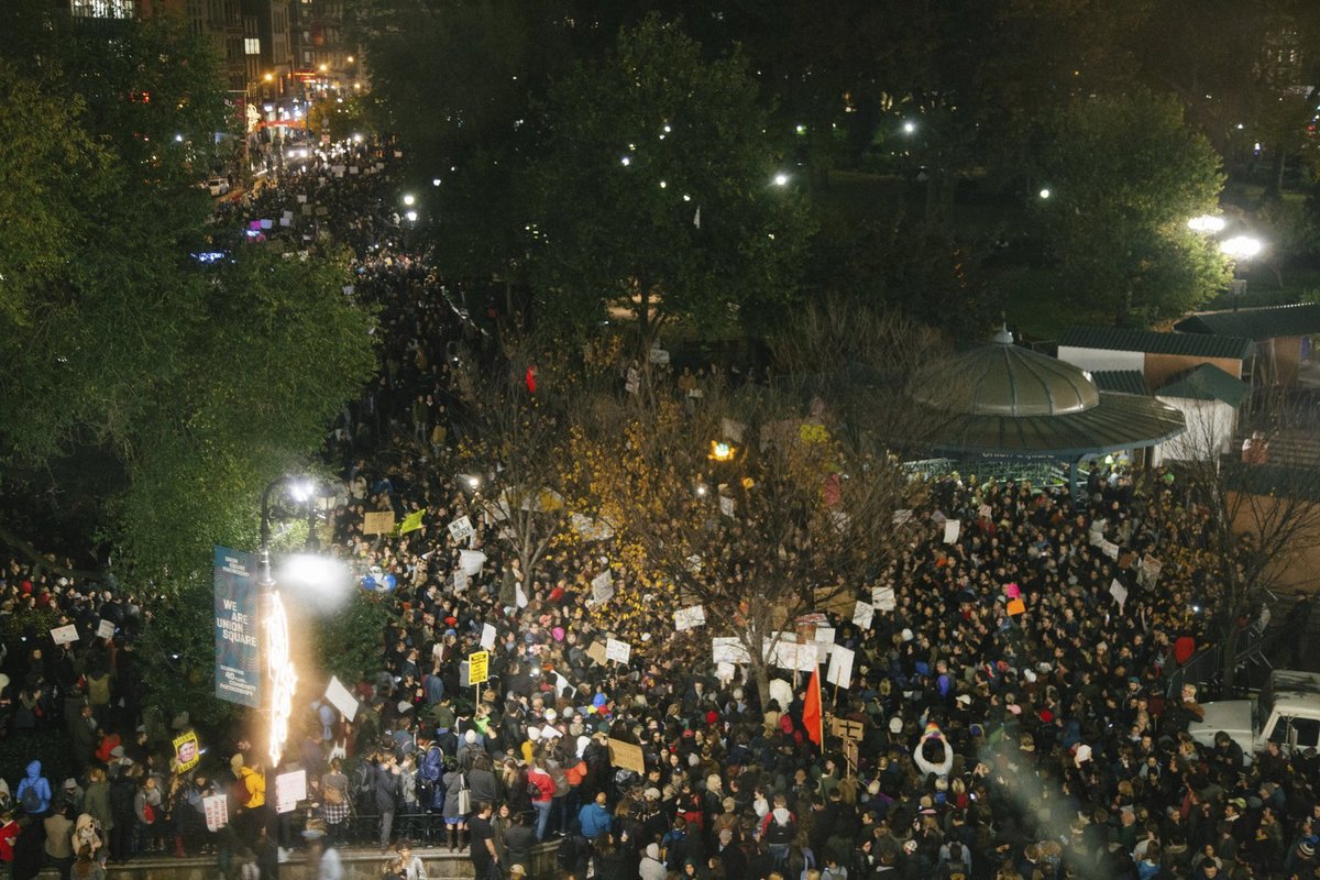 Protesty, které propukly těsně po zvolení Donalda Trumpa, zasáhly už 25 amerických velkoměst a zapojily se do nich desetitisíce lidí a desítky z nich byli zadrženi. Mezi asi 5000 lidí protestujících před newyorskou Trump Tower, sídlem společnosti nového prezidenta, se objevila i Lady Gaga.