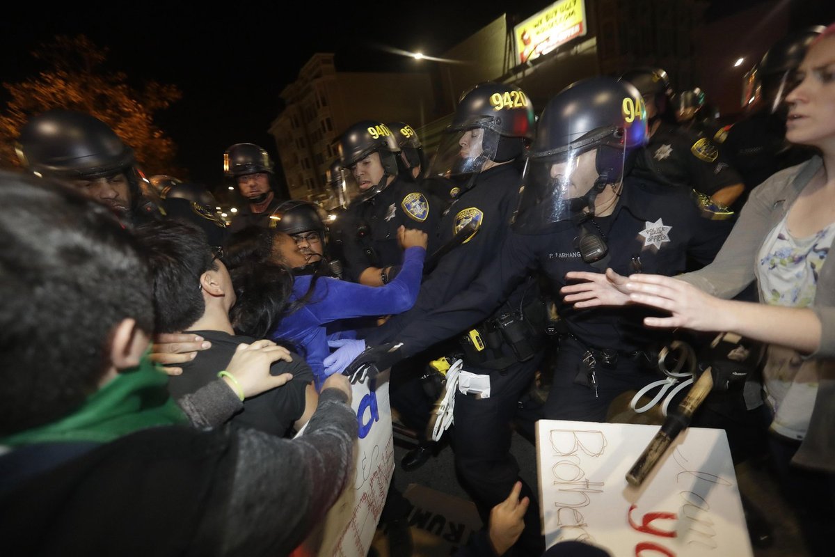 Protesty, které propukly těsně po zvolení Donalda Trumpa, zasáhly už 25 amerických velkoměst a zapojily se do nich desetitisíce lidí a desítky z nich byli zadrženi. Mezi asi 5000 lidí protestujících před newyorskou Trump Tower, sídlem společnosti nového prezidenta, se objevila i Lady Gaga.