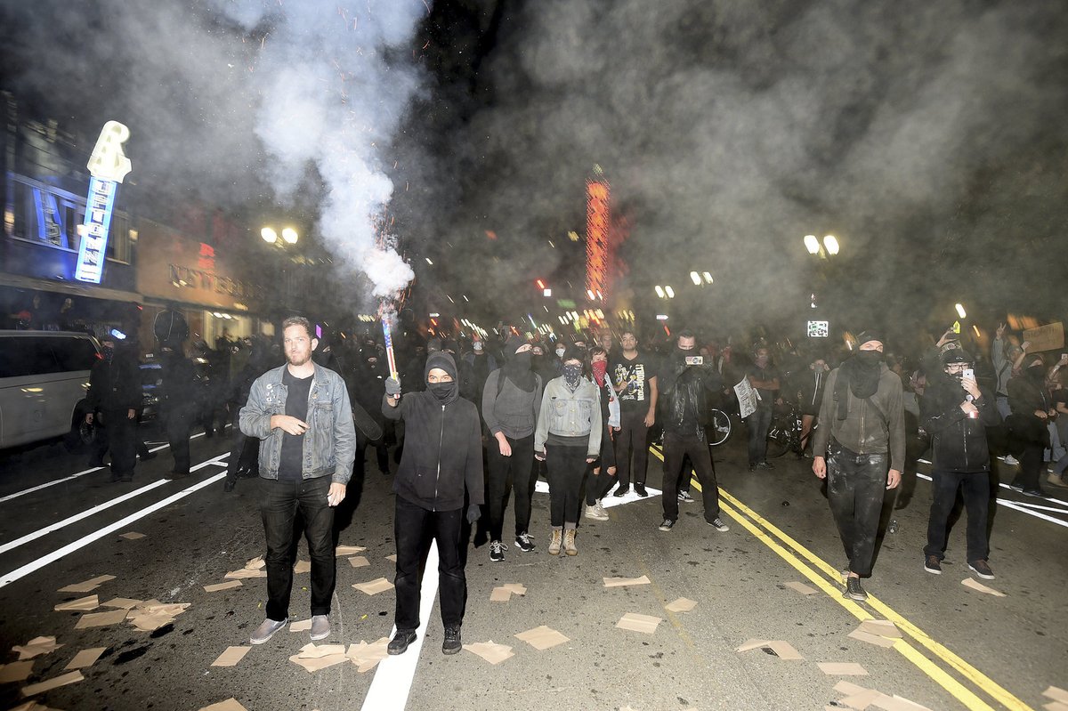 Protesty, které propukly těsně po zvolení Donalda Trumpa, zasáhly už 25 amerických velkoměst a zapojily se do nich desetitisíce lidí a desítky z nich byli zadrženi. Mezi asi 5000 lidí protestujících před newyorskou Trump Tower, sídlem společnosti nového prezidenta, se objevila i Lady Gaga.