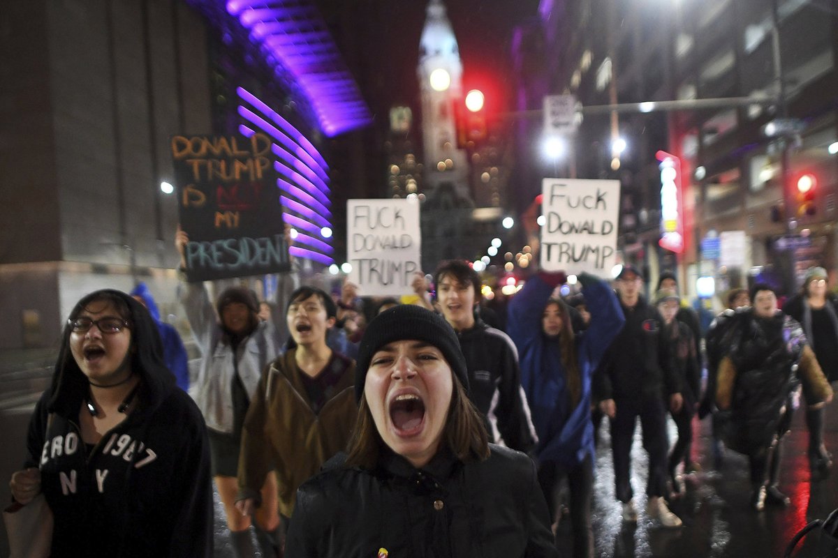 Protesty, které propukly těsně po zvolení Donalda Trumpa, zasáhly už 25 amerických velkoměst a zapojily se do nich desetitisíce lidí a desítky z nich byli zadrženi. Mezi asi 5000 lidí protestujících před newyorskou Trump Tower, sídlem společnosti nového prezidenta, se objevila i Lady Gaga.