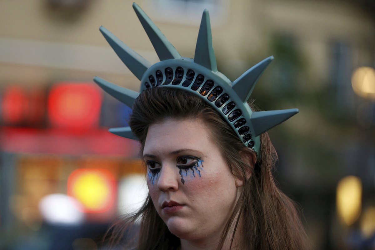 Protesty, které propukly těsně po zvolení Donalda Trumpa, zasáhly už 25 amerických velkoměst a zapojily se do nich desetitisíce lidí a desítky z nich byli zadrženi. Mezi asi 5000 lidí protestujících před newyorskou Trump Tower, sídlem společnosti nového prezidenta, se objevila i Lady Gaga.