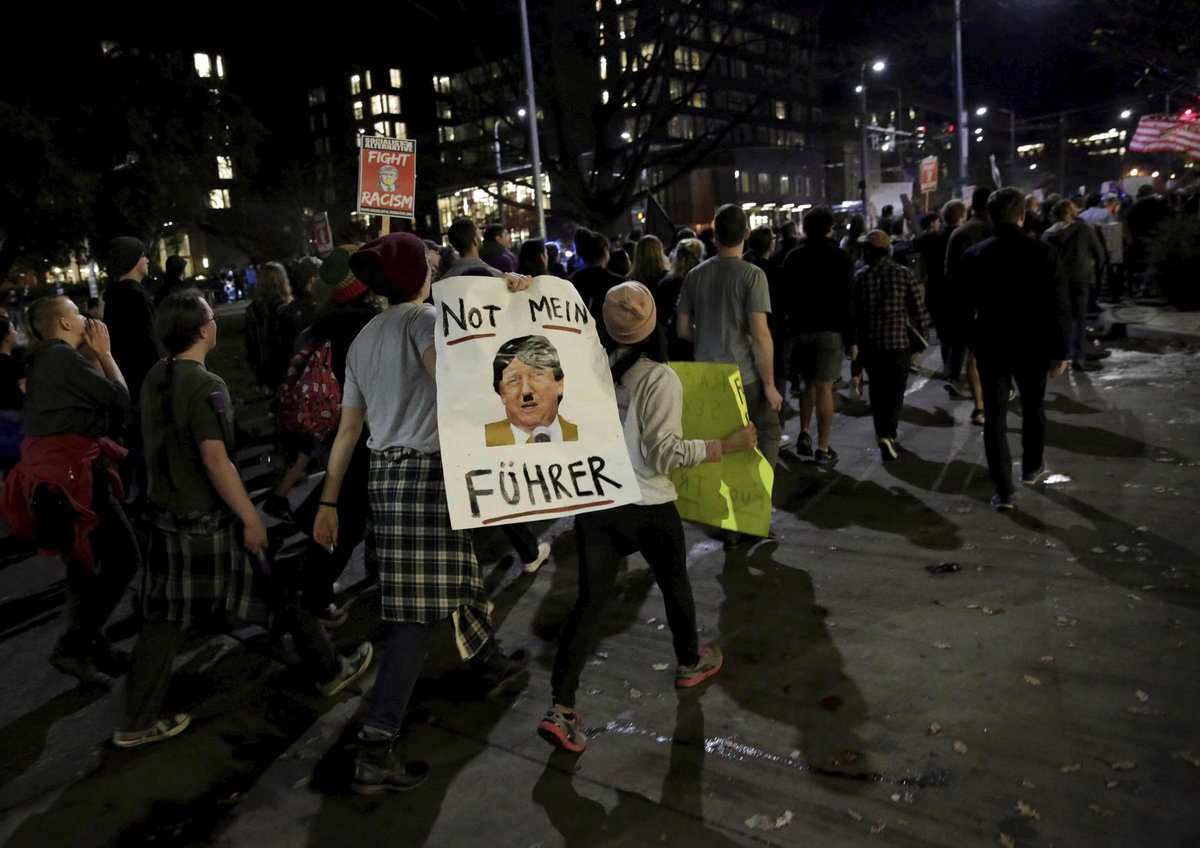 Protesty, které propukly těsně po zvolení Donalda Trumpa, zasáhly už 25 amerických velkoměst a zapojily se do nich desetitisíce lidí a desítky z nich byli zadrženi. Mezi asi 5000 lidí protestujících před newyorskou Trump Tower, sídlem společnosti nového prezidenta, se objevila i Lady Gaga.