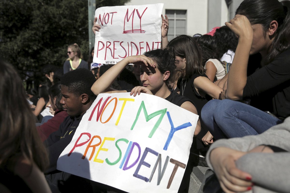 Protesty, které propukly těsně po zvolení Donalda Trumpa, zasáhly už 25 amerických velkoměst a zapojily se do nich desetitisíce lidí a desítky z nich byli zadrženi. Mezi asi 5000 lidí protestujících před newyorskou Trump Tower, sídlem společnosti nového prezidenta, se objevila i Lady Gaga.