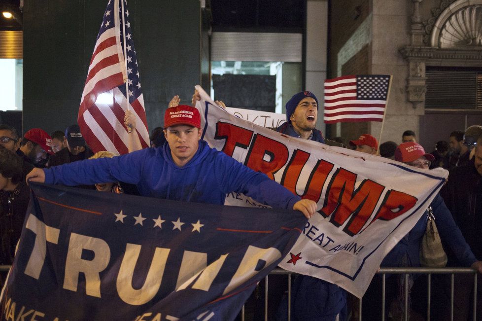 Radost příznivců Trumpa a zděšení u demokratů, tak vypadají volby v USA.