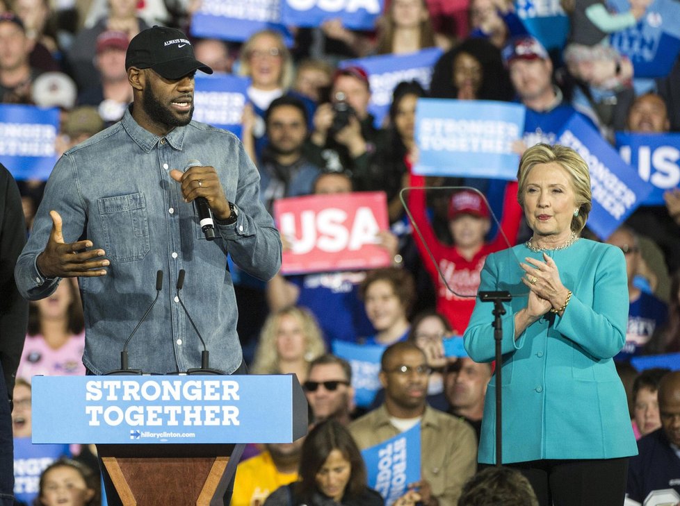 Donald Trump, nebo Hillary Clintonová? O tom rozhodnou američtí voliči už zítra.