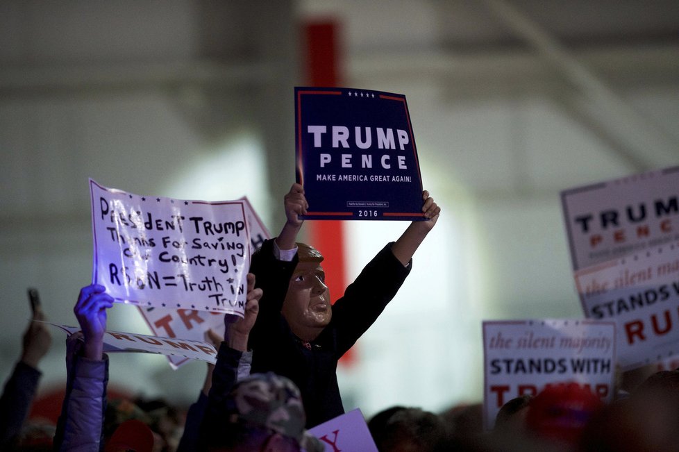 Donald Trump, nebo Hillary Clintonová? O tom rozhodnou američtí voliči už zítra.