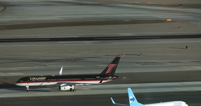 Na přistávací dráze v Las Vegas se minula letadla obou prezidentských kandidátů. V tomto měření sil jednoznačně vyhrál Donald Trump.
