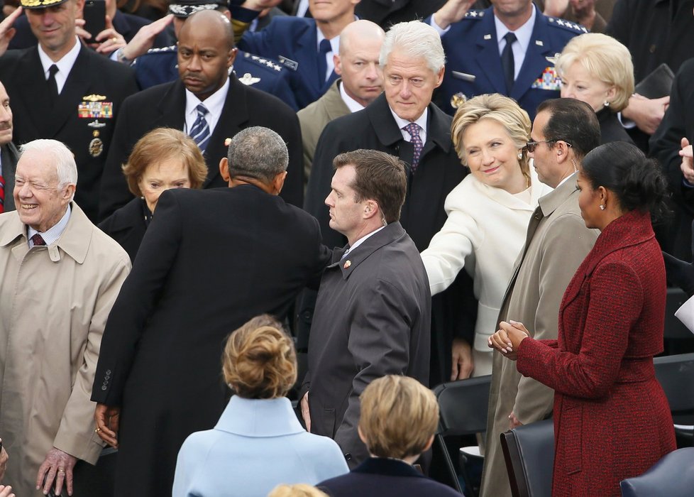 Barack Obama se vítá s hosty Trumpovy inagurace.