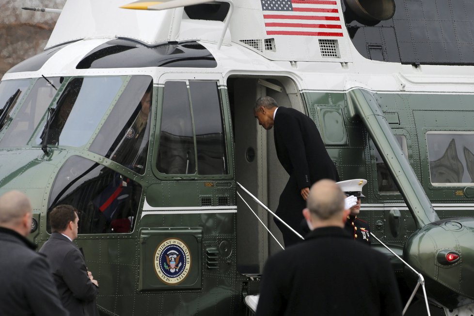 Barack Obama nasedá do helikoptéry a opouští inaugurační ceremoniál.