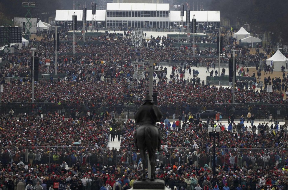 Dav lidí, který čeká na inauguraci Donalda Trumpa