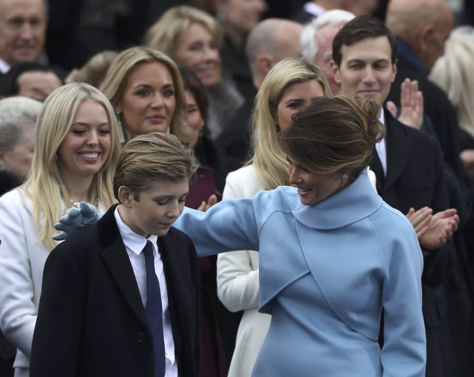 Melania Trumpová se vítá se svým synem Baronem na inauguraci Donalda Trumpa.