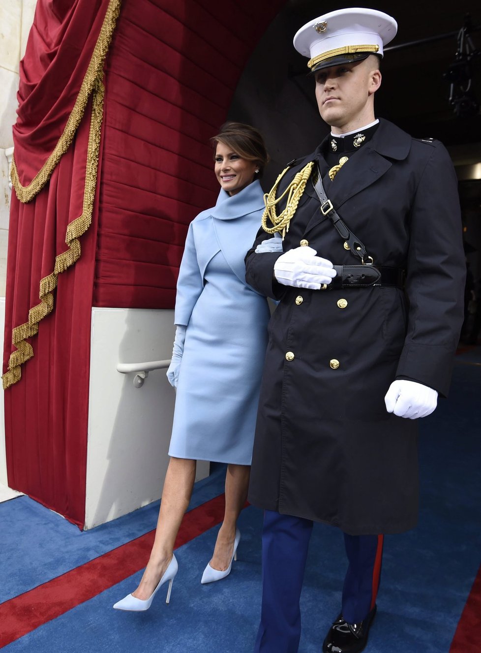 Zástupce námořní pěchoty doprovází Melanii Trump na inaugurační ceremoniál jejího manžela