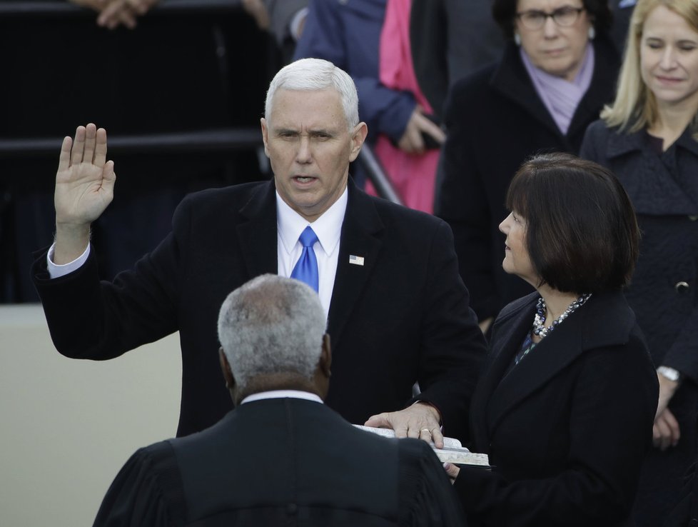 Viceprezident Donalda Trumpa Mike Pence při skládání slavnostního slibu