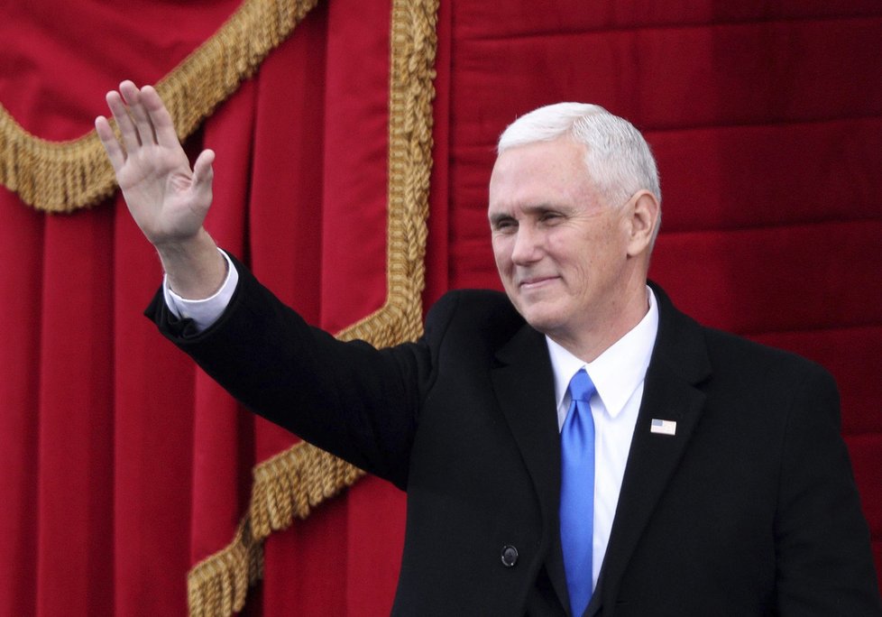 Viceprezident Donalda Trumpa Mike Pence po své přísaze na inauguračním ceremoniálu