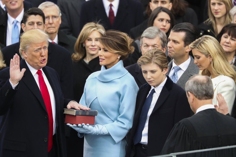 Donald Trump přísahal na dvě bible a stal se  45. americkým prezidentem.