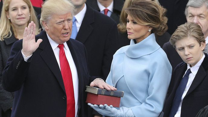 Donald Trump složil přísahu na dvě bible a stal se 45. americkým prezidentem 