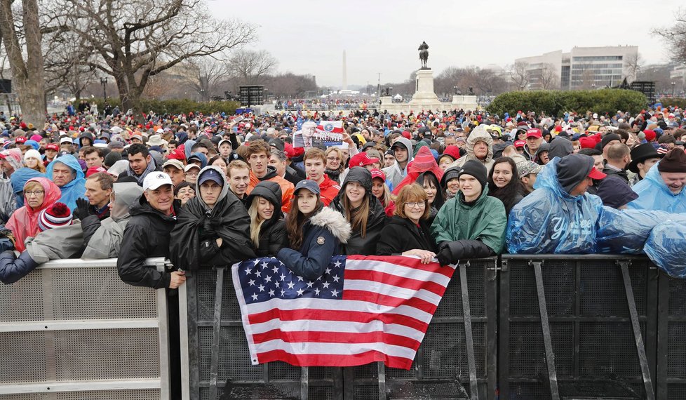 Natěšený dav čeká na inauguraci Donalda Trumpa