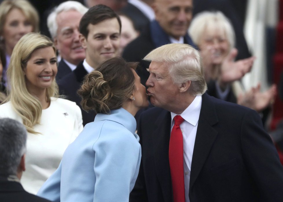 Donald Trump líbá svojí ženu Melanii pár okamžiků před začátkem inauguračního cereomoniálu