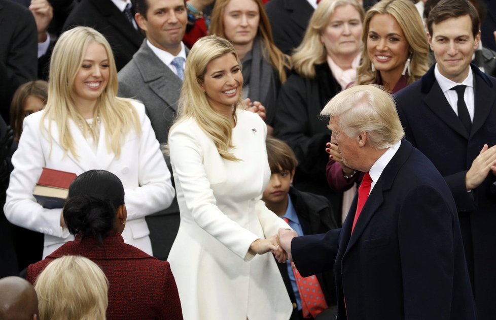 Donald Trump se před začátkem inauguračního ceremoniálu vítá se svými dětmi.