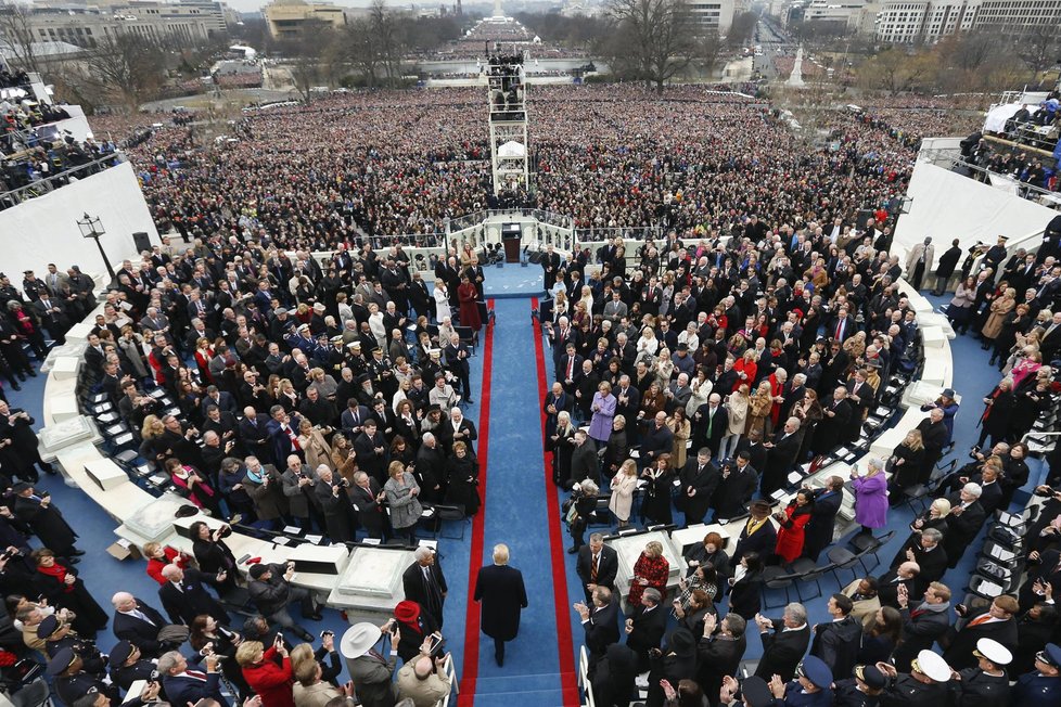Donald Trump na svém inauguračním ceremoniálu míří k řečnickému pultu.