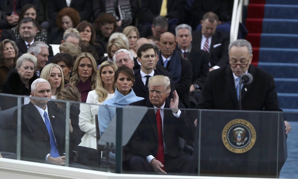 Donald Trump poslouchá proslov senátora Schumera, kterým začíná celý inaugurační ceremoniál.