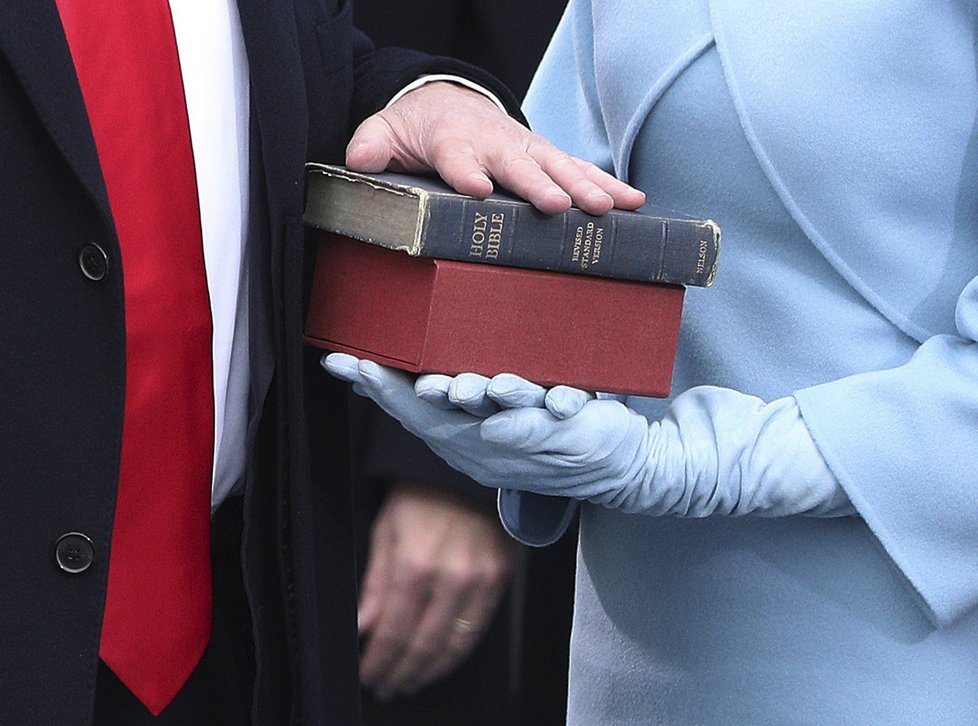 Donald Trump složil přísahu na dvě Bible a stal se 45. americkým prezidentem.