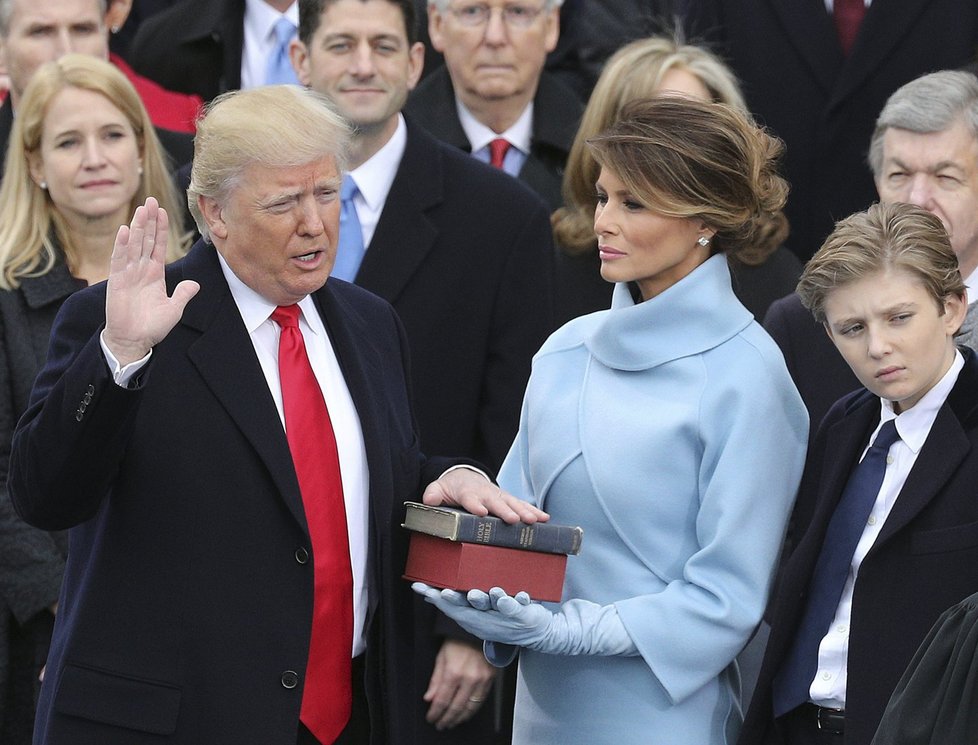 Donald Trump složil přísahu na dvě bible a stal se 45. americkým prezidentem.