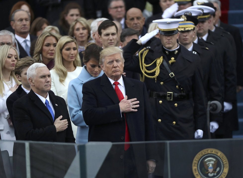 Donald Trump a jeho viceprezident Mike Pence při poslechu americké hymny