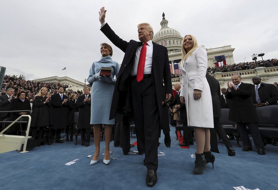 Donald Trump se po inauguračním ceremoniálu vítá se svojí rodinou.