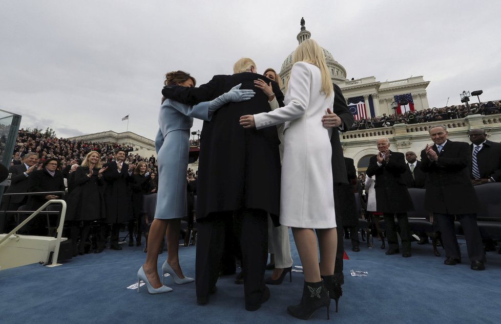 Donald Trump se po inauguračním ceremoniálu vítá se svojí rodinou.