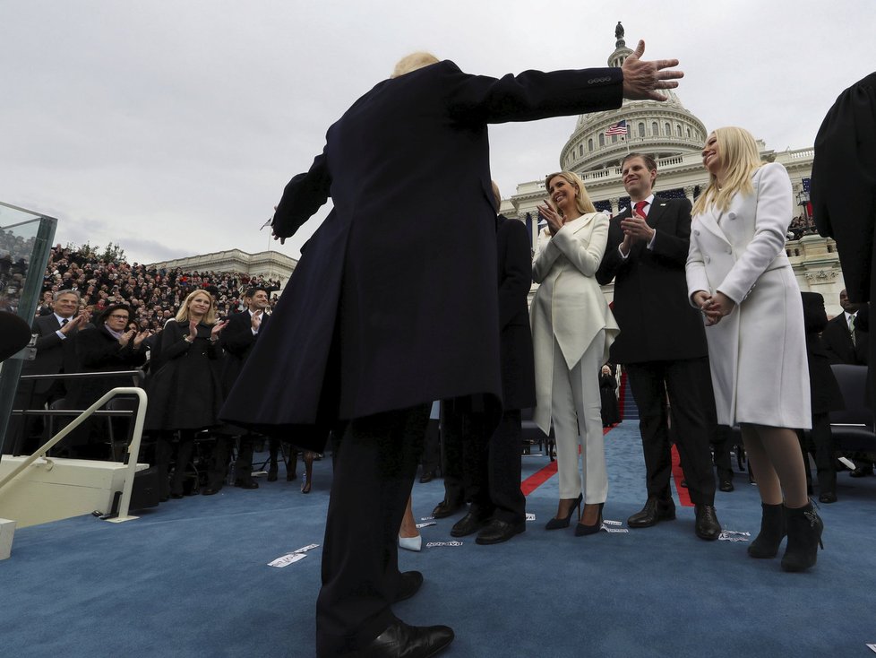 Donald Trump se po inauguračním ceremoniálu vítá se svojí rodinou.