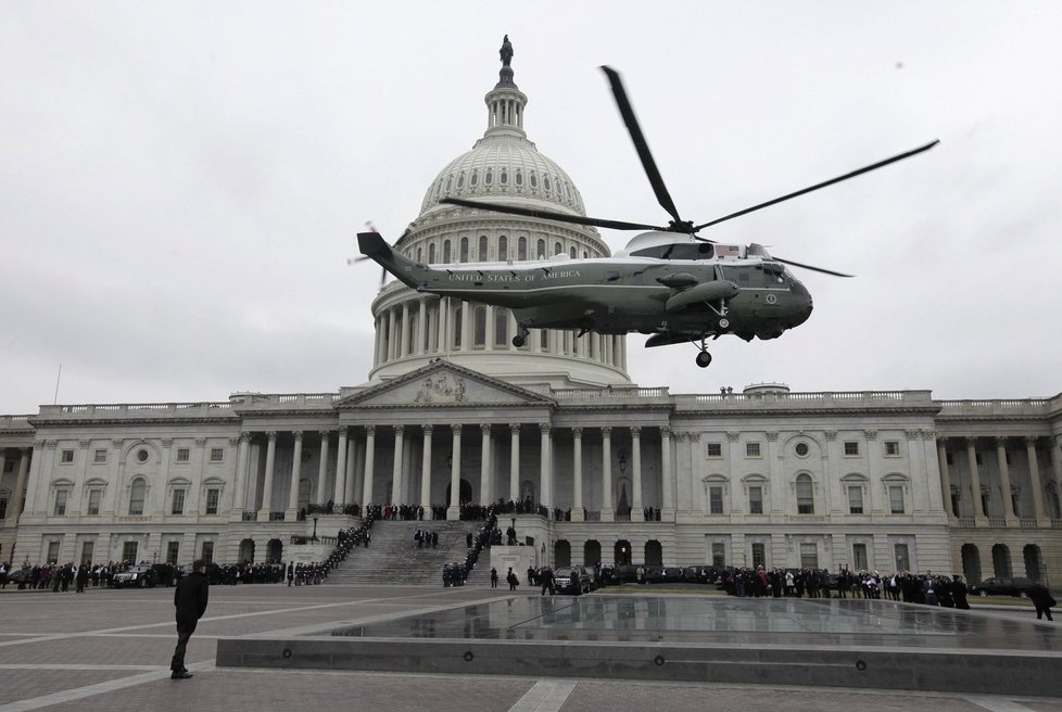 Bývalý prezident USA Barack Obama odletěl z inauguračního ceremoniálu helikoptérou.