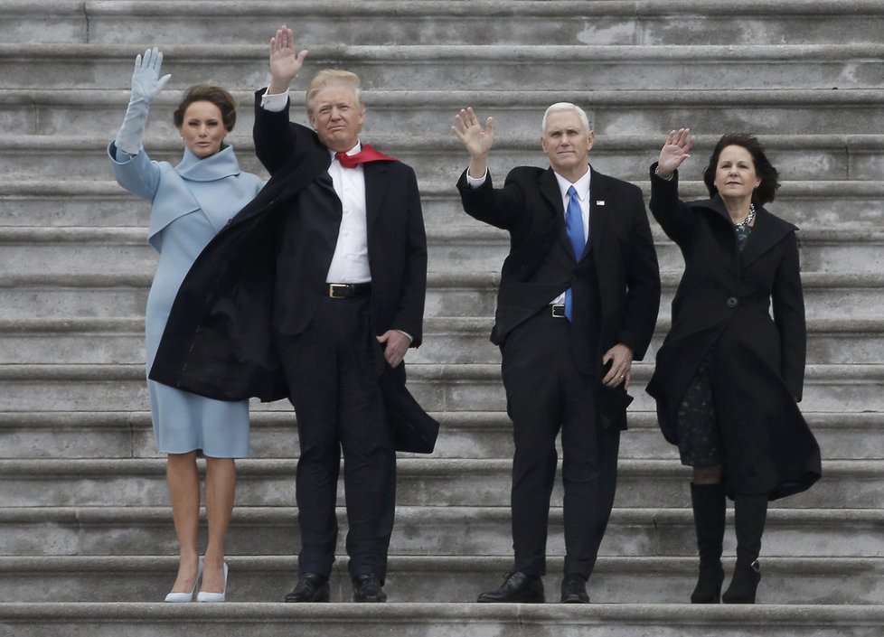 Donald Trump a Mike Pence s manželkami mávají Baracku Obamu, který odlétá v helikoptéře.