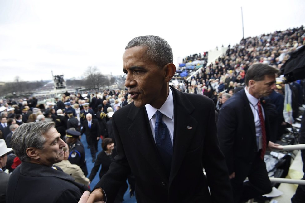 Barack Obama opouští inaugurační ceremoniál.
