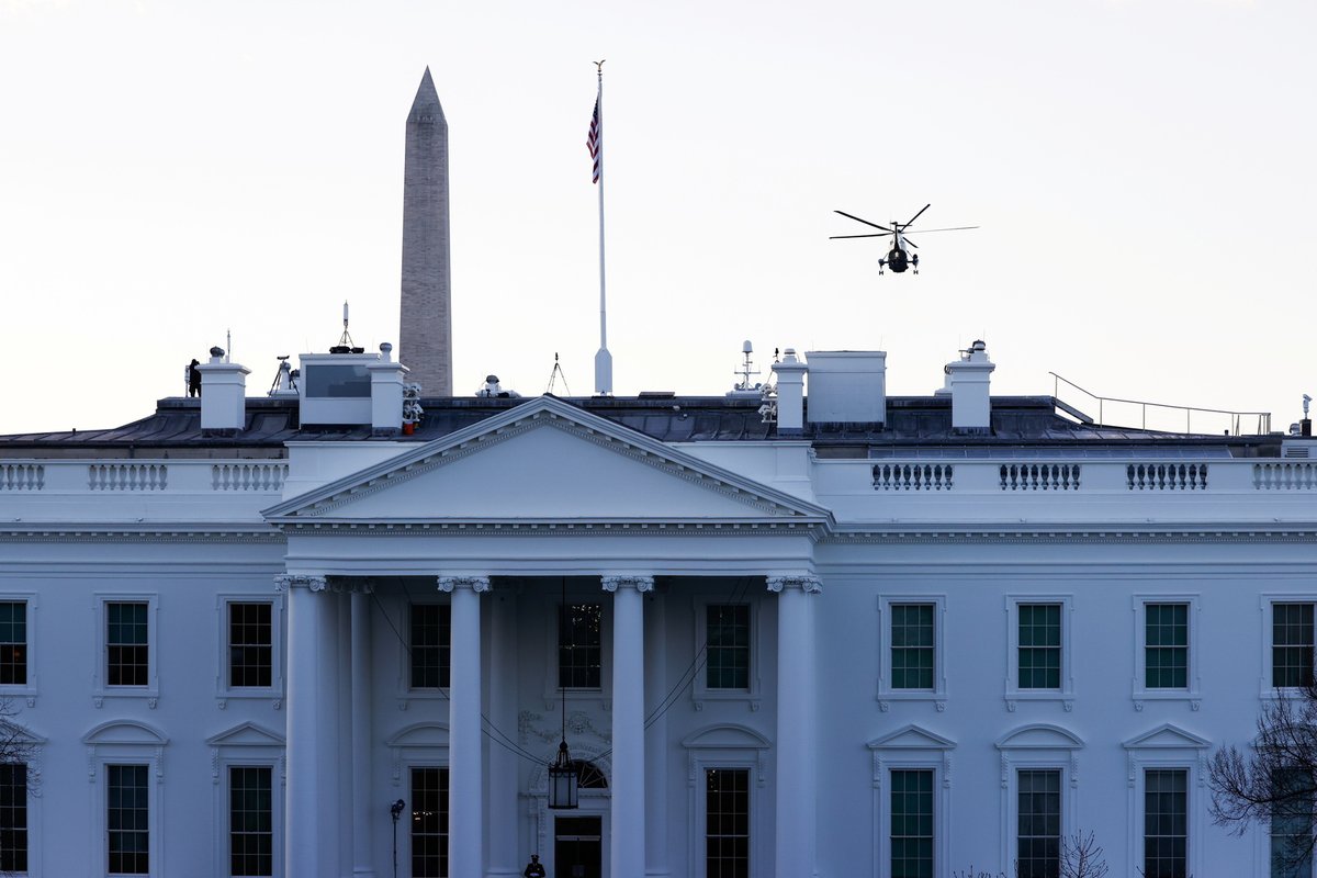 Vojenský vrtulník odlétá s Donaldem Trumpem a jeho ženou z Bíleho domu