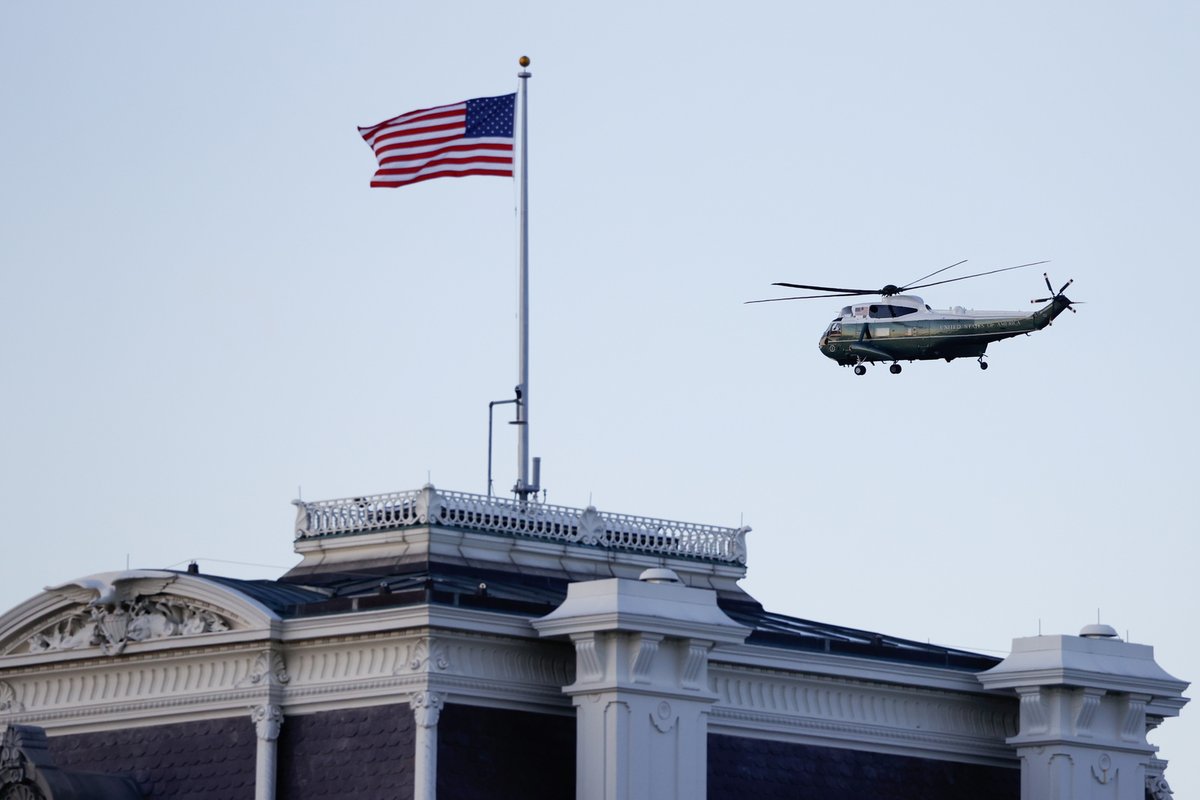 Vojenský vrtulník odlétá s Donaldem Trumpem a jeho ženou z Bíleho domu