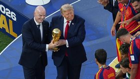 Infantino s Trumpem s pohárem pro mistry světa: Předali jej Španělům (červenec 2026).