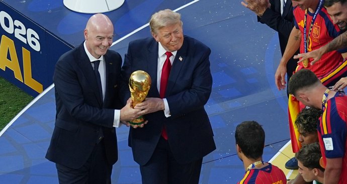 Infantino s Trumpem s pohárem pro mistry světa: Předali jej Španělům (červenec 2026).