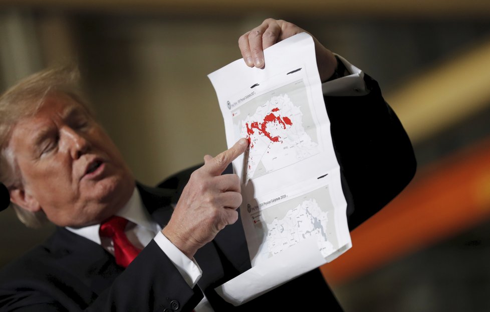 Prezident USA Donald Trump s mapkou Sýrie a Iráku