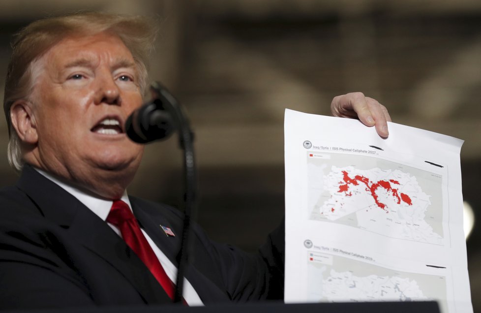 Prezident USA Donald Trump s mapkou Sýrie a Iráku